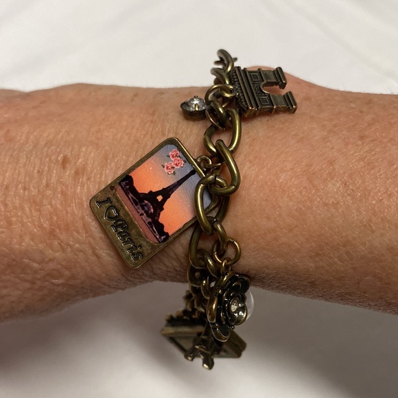 Beautiful Paris themed charm bracelet. Bronze tones with 14 charms - Picture 3 of 4